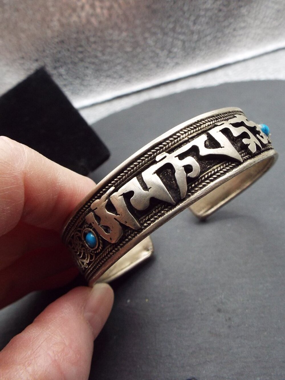 BUDDHA TIBET "OM MANI PADME HUM" SANSKRIT CUTOUT SILVER & TURQUOISE BRACELET 73
